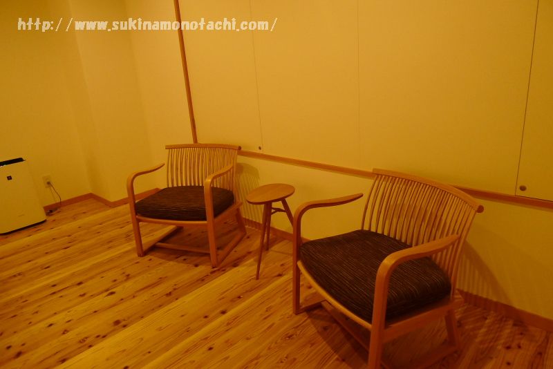 萃 sui-諏訪湖で宿泊した部屋「風露」の寝室に置かれたチェア